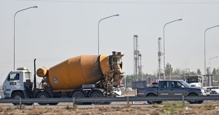 Oficina gubernamental con personas analizando documentos de proyectos de inversión.