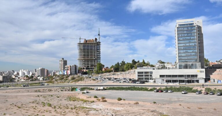 Vista aérea o ilustrativa del corredor de la calle Doctor Ramón en la ciudad de Neuquén, mostrando desarrollo urbano.