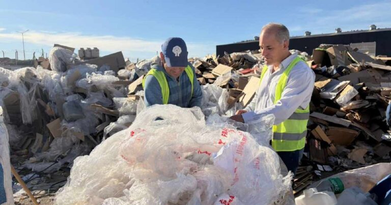 Operarios trabajando en la Planta de Separación de Residuos del Complejo Ambiental de Neuquén, con materiales reciclables clasificados.
