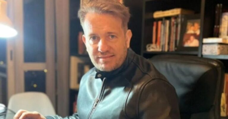 Nicolás Márquez y Manuel Adorni, figuras en el centro de las declaraciones políticas.