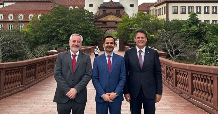Mapa de la provincia de Río Negro con iconos representando noticias de gestión, tecnología y sociedad