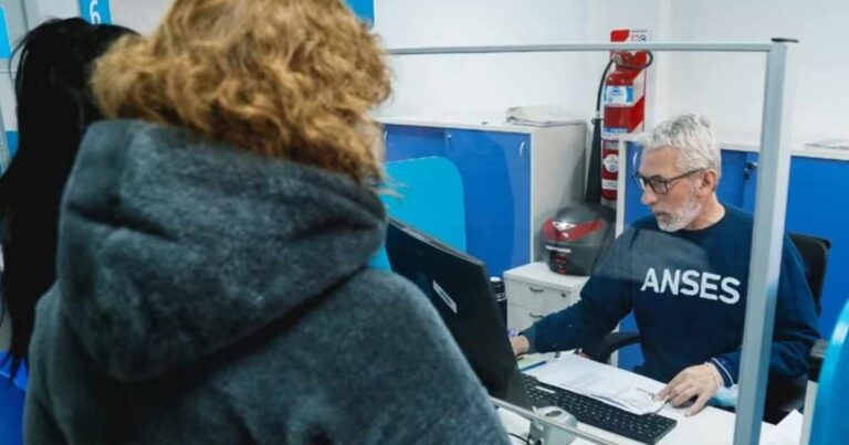 Documento oficial de la Ley de Discapacidad sobre un escritorio, junto a un mapa de la provincia de Río Negro.