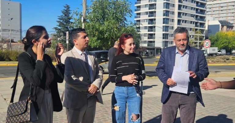 Ilustración de una balanza de la justicia junto a un estetoscopio, representando el avance de la causa judicial médica.