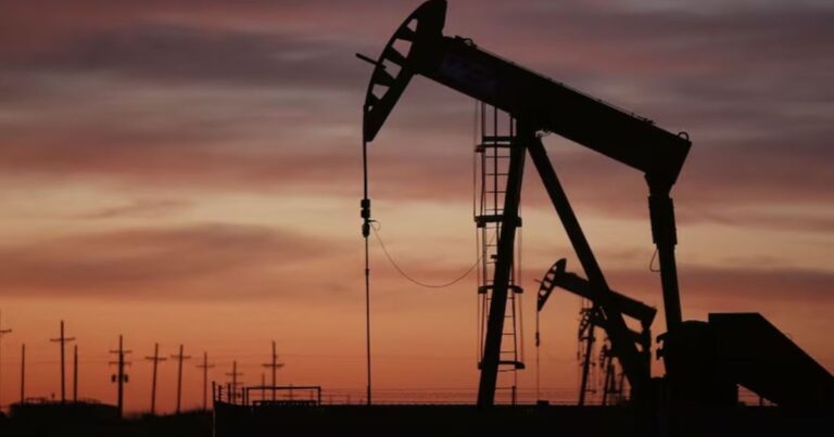 Gráfico ilustrativo de la caída en la producción de petróleo de la OPEP durante el mes de marzo.