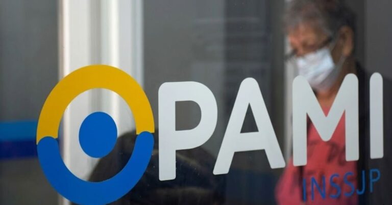 Médicos y profesionales de la salud en una manifestación o reunión de trabajo.