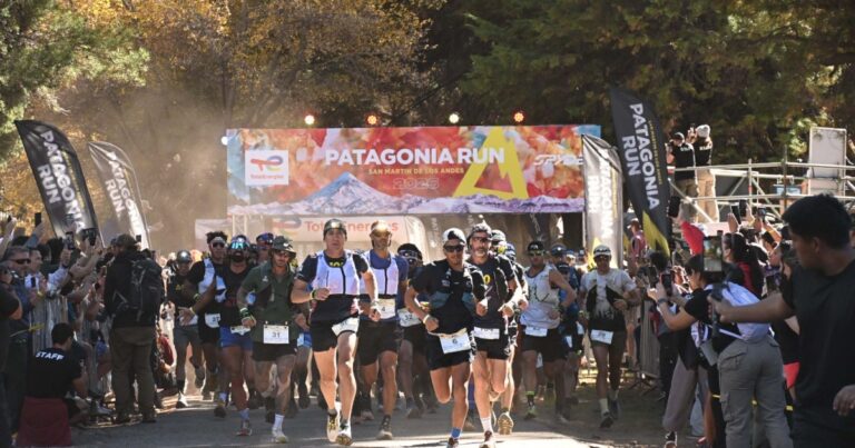 Corredores largando en la prueba de 100 millas del Patagonia Run 2026 en San Martín de los Andes.