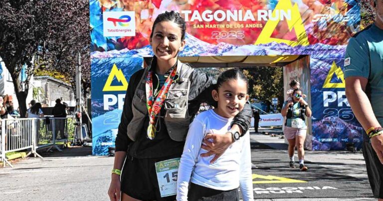 Paula Fuentealba, psicóloga y corredora, preparándose para el Patagonia Run en San Martín de los Andes.