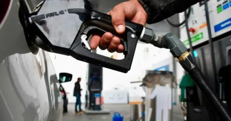 Gráfico del precio del petróleo y una estación de servicio con surtidores.