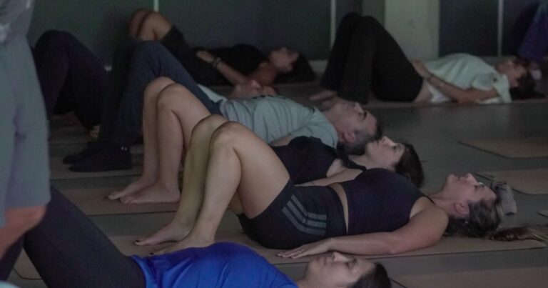 Acto de inauguración o interior del Polo Científico Tecnológico de Neuquén, con asistentes en conversación.