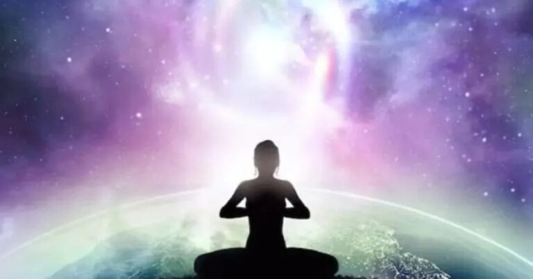 Calendario marcando la fecha 4 de abril, asociada al portal 4/4 en numerología.