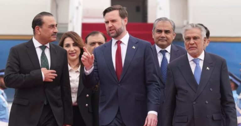 Delegados de Estados Unidos e Irán durante las negociaciones de paz en Islamabad, Pakistán.