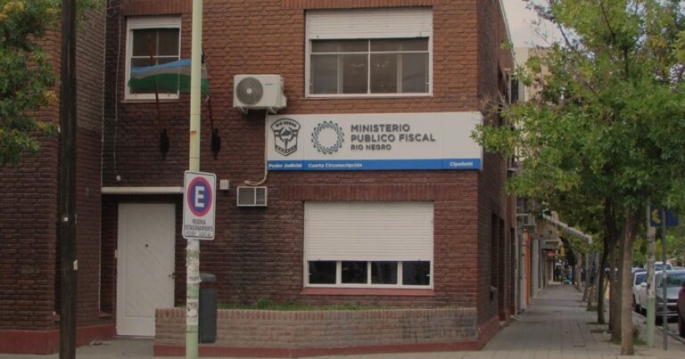 Ilustración de un símbolo de justicia frente a un mapa de la provincia de Río Negro.