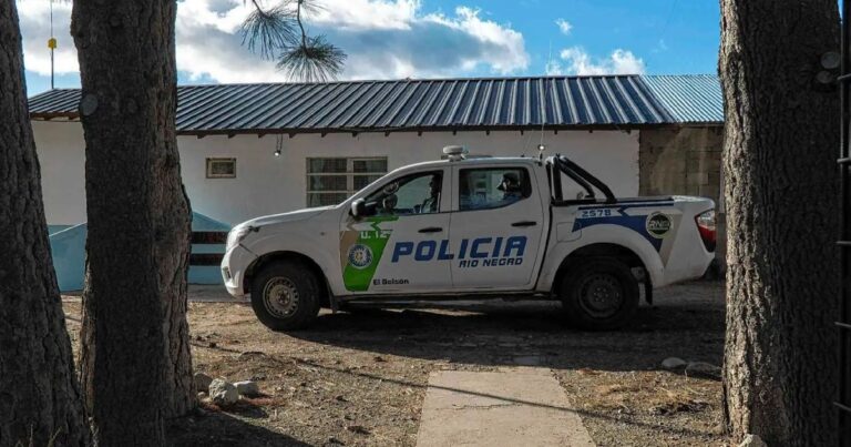 Ilustración de un operativo policial en Bariloche, representando elementos de seguridad.