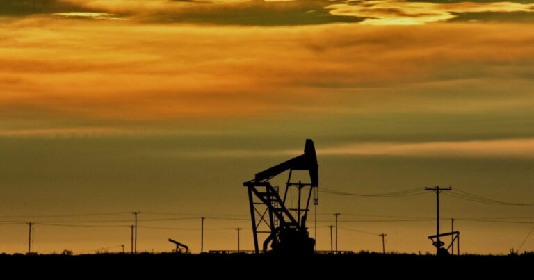 Mapa de la Argentina con iconos de torres de perforación indicando la producción petrolera por provincia.