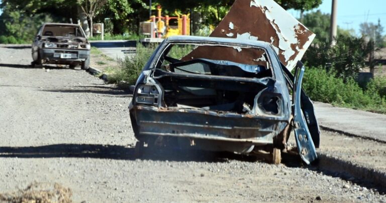 Vehículo abandonado en una calle de Río Negro