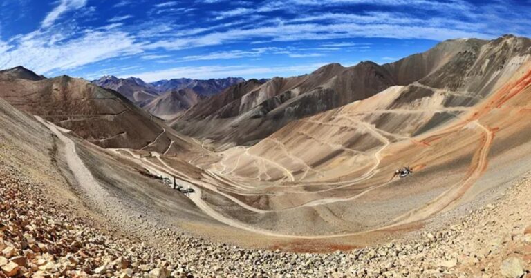 Ilustración de actividad de perforación minera en un yacimiento, representando el proyecto Altar en San Juan.