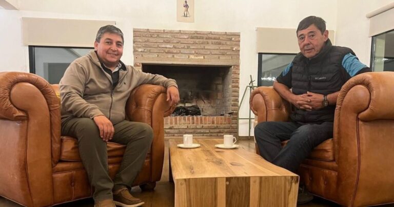 Carlos Quintriqueo y Marcelo Rucci, secretarios generales de ATE y Petroleros Privados de Neuquén, en un encuentro.