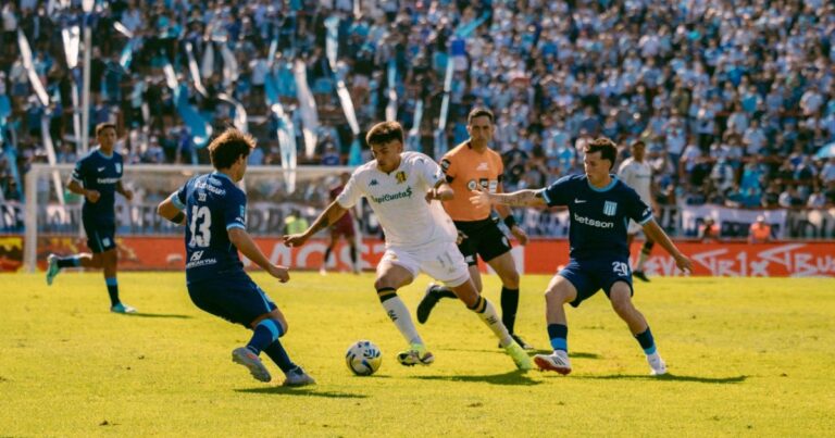 Jugadores de Racing y Aldosivi durante el partido en el estadio José María Minella de Mar del Plata.