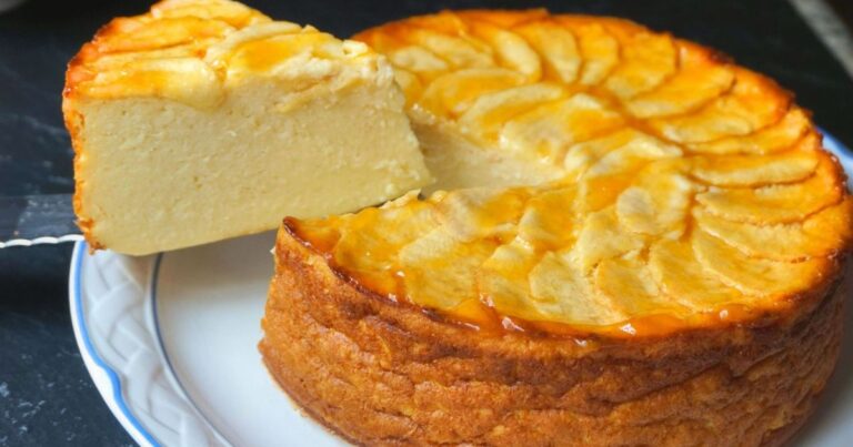 Budín de manzana saludable recién horneado, cortado en porciones, sobre una mesa.