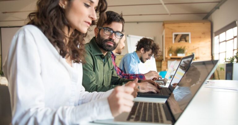 Persona utilizando una computadora para acceder a la plataforma virtual del programa Río Negro Bilingüe.