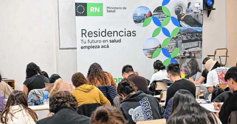 Postulantes rindiendo examen de residencias en salud en la provincia de Río Negro
