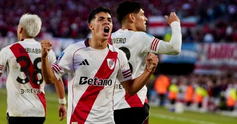 Jugadores de River Plate celebran el gol ante Belgrano en el Estadio Monumental.