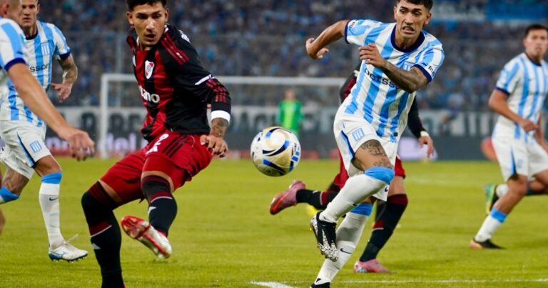 Jugadores de Racing Club y River Plate durante el partido en el estadio Presidente Perón de Avellaneda.