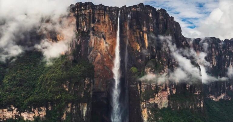 Vista panorámica del Salto Ángel, la cascada más alta del mundo, cayendo desde el Auyantepuy en la selva venezolana.