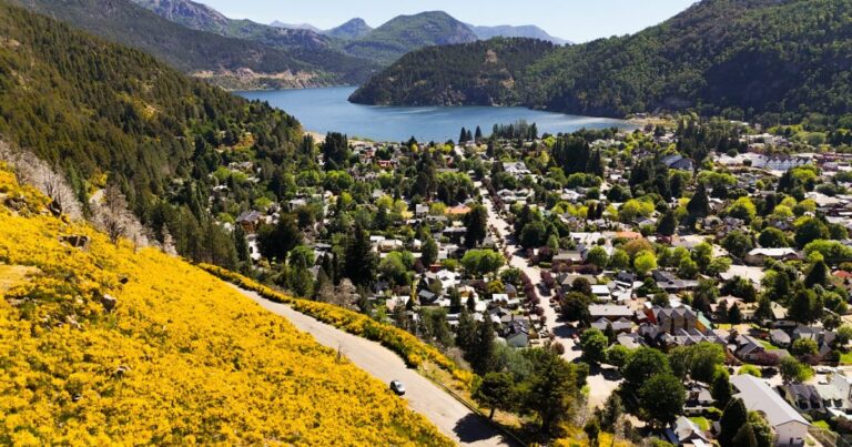 Vista aérea de San Martín de los Andes y su entorno natural