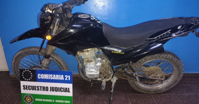 Ilustración de un procedimiento policial nocturno en una calle de General Roca.