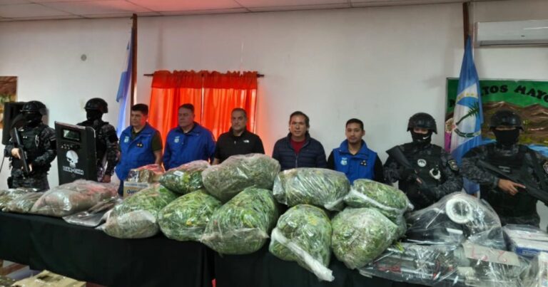 Efectivos policiales e incautaciones durante el operativo antidrogas en Chos Malal, Neuquén.