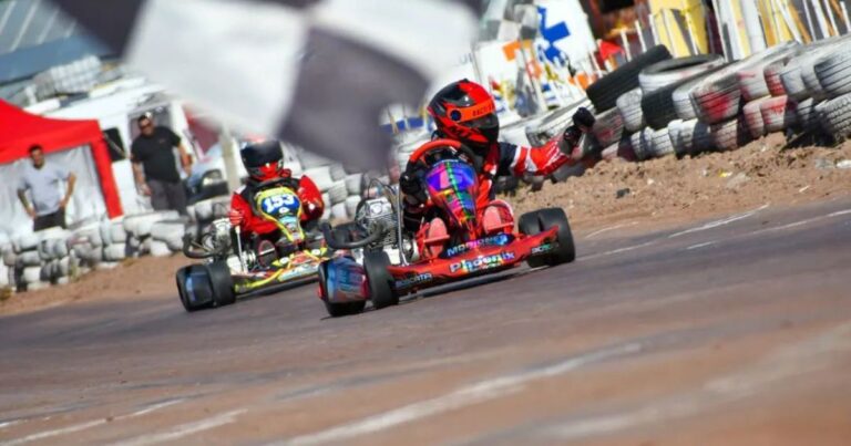 Competencia de karting con caja en el circuito El Anfiteatro de Fernández Oro, Río Negro