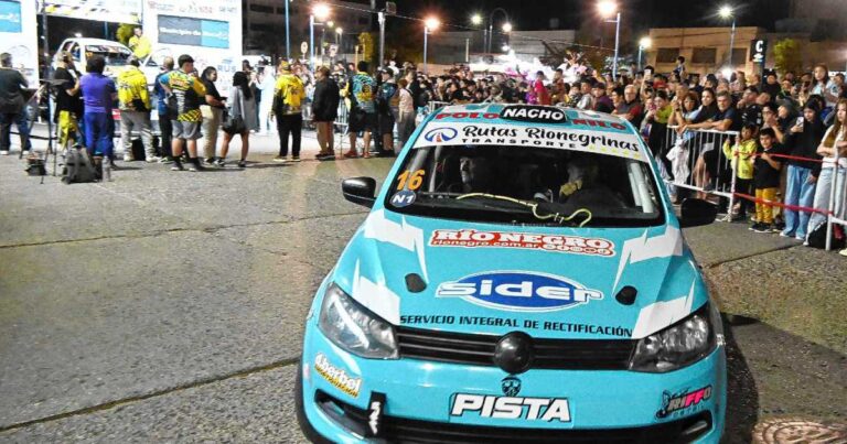 Autos participantes del Rally Regional desfilando por la rampa de largada en el centro de General Roca.
