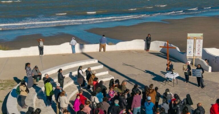 Visitantes disfrutando de la playa y las actividades durante Semana Santa en Las Grutas, Río Negro