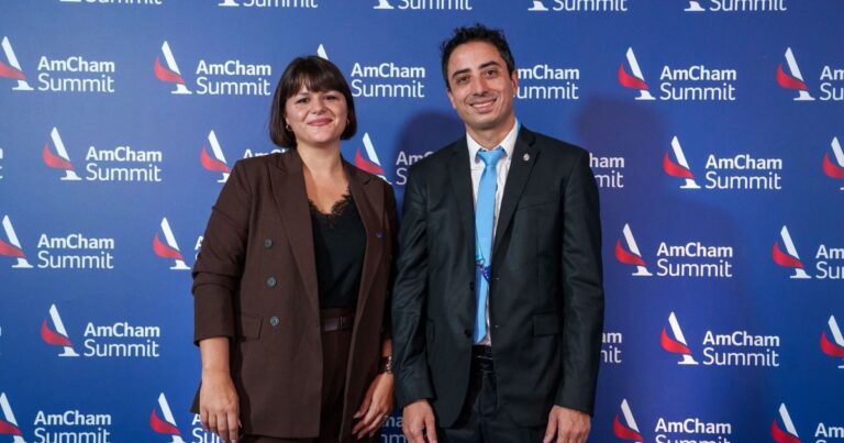 El senador nacional Enzo Fullone durante una exposición.