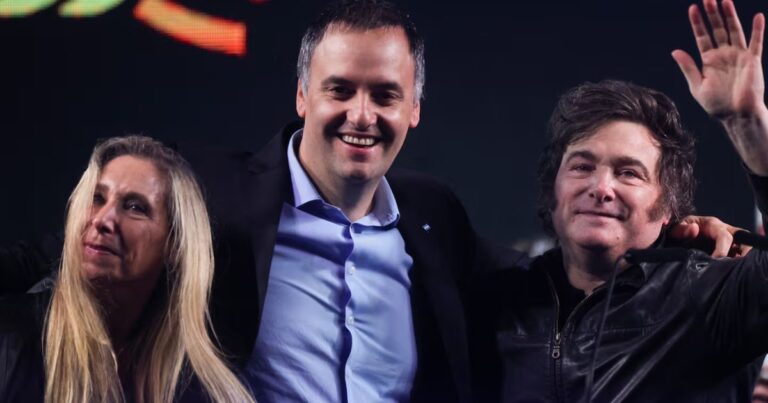 Manuel Adorni, jefe de Gabinete, durante una exposición pública.