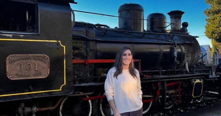 Soledad Pastorutti durante su visita a los talleres de La Trochita en El Maitén.