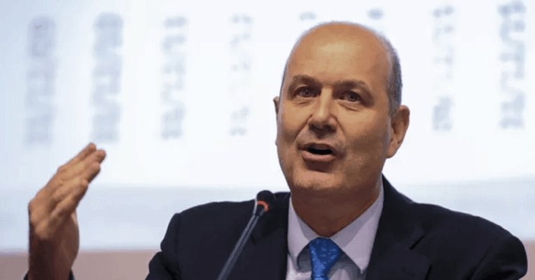 Federico Sturzenegger, ministro de Desregulación, ingresa al Congreso de la Nación.