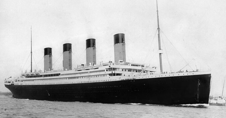 Chaleco salvavidas original del Titanic, firmado por sobrevivientes, sobre un fondo neutro.