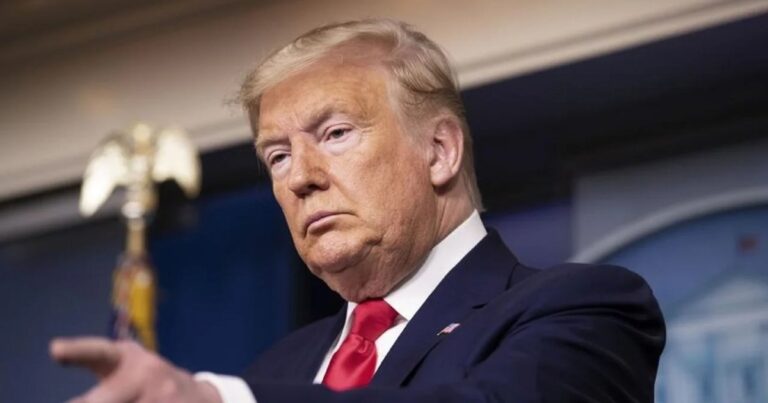 Mapa de Medio Oriente con iconos que representan diplomacia, petróleo y tensión militar.