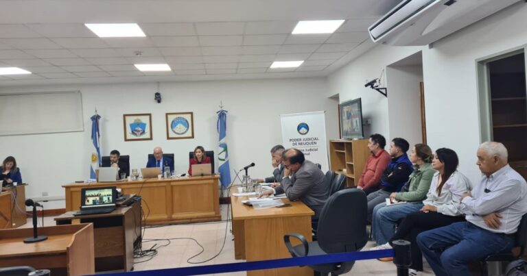 Ilustración de una vista aérea de una instalación industrial compleja.