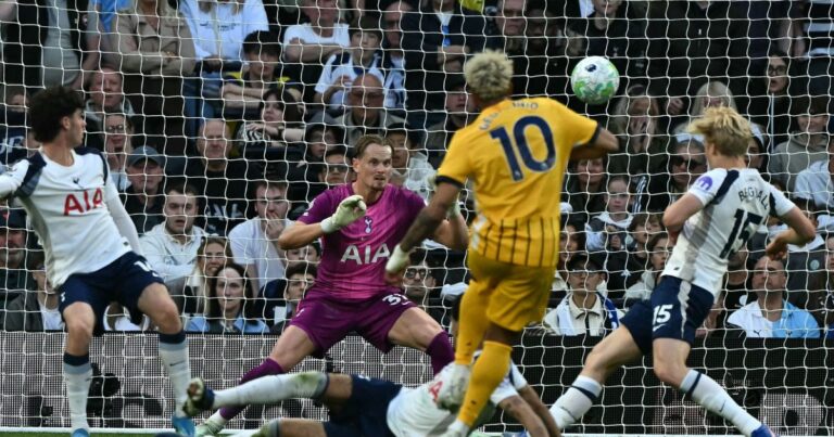 Jugadores de Tottenham y Brighton durante el partido en el estadio de Londres.