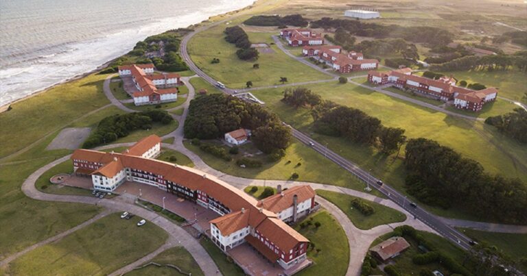 Vista aérea o fachada de la Unidad Turística Chapadmalal, complejo estatal en la costa bonaerense.
