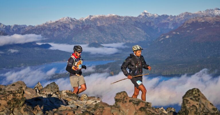 Corredores compitiendo en la montaña durante la Travesía de los Cerros en Villa La Angostura, Río Negro.