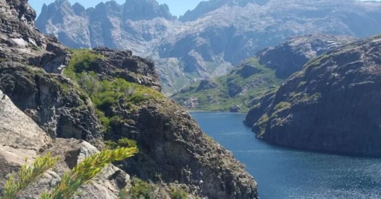 Vista panorámica de la Laguna Chaquira rodeada de bosque andino patagónico con colores otoñales.
