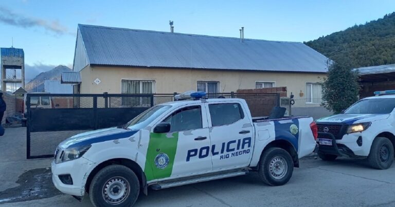 Ilustración de una comisaría o símbolo de justicia, referencia al caso judicial en Bariloche.