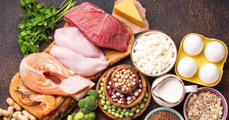 Imagen representativa de alimentos ricos en proteínas: yogur, huevos y microalgas en polvo.