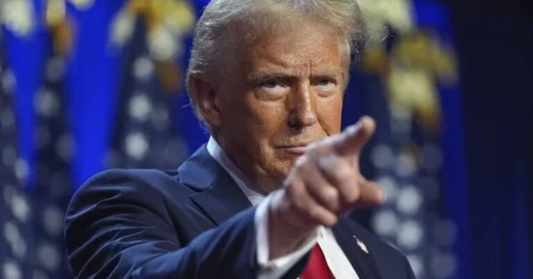 Ilustración de la nave Orión de la misión Artemis II sobrevolando la Luna.