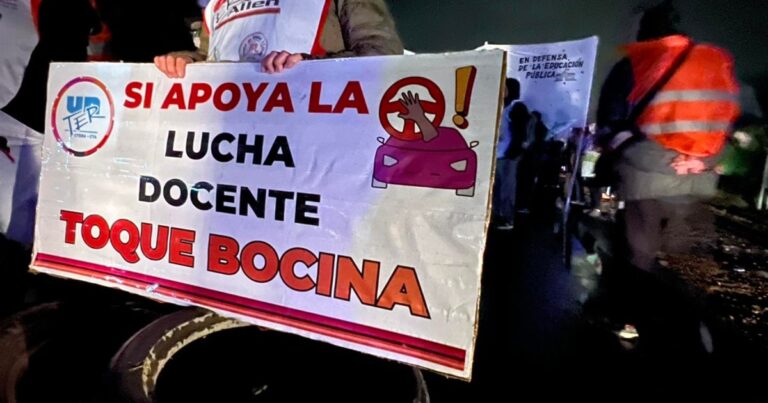 Manifestación de docentes de Unter en la Ruta Nacional 151, cerca de Catriel.