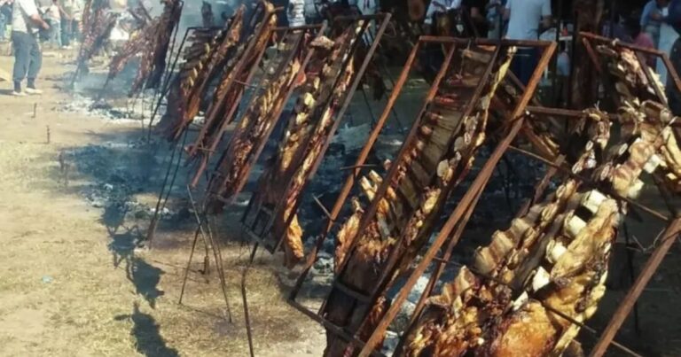 Vista aérea del predio de la Sociedad de Fomento de Uribelarrea con cientos de costillares siendo asados simultáneamente durante el festival.